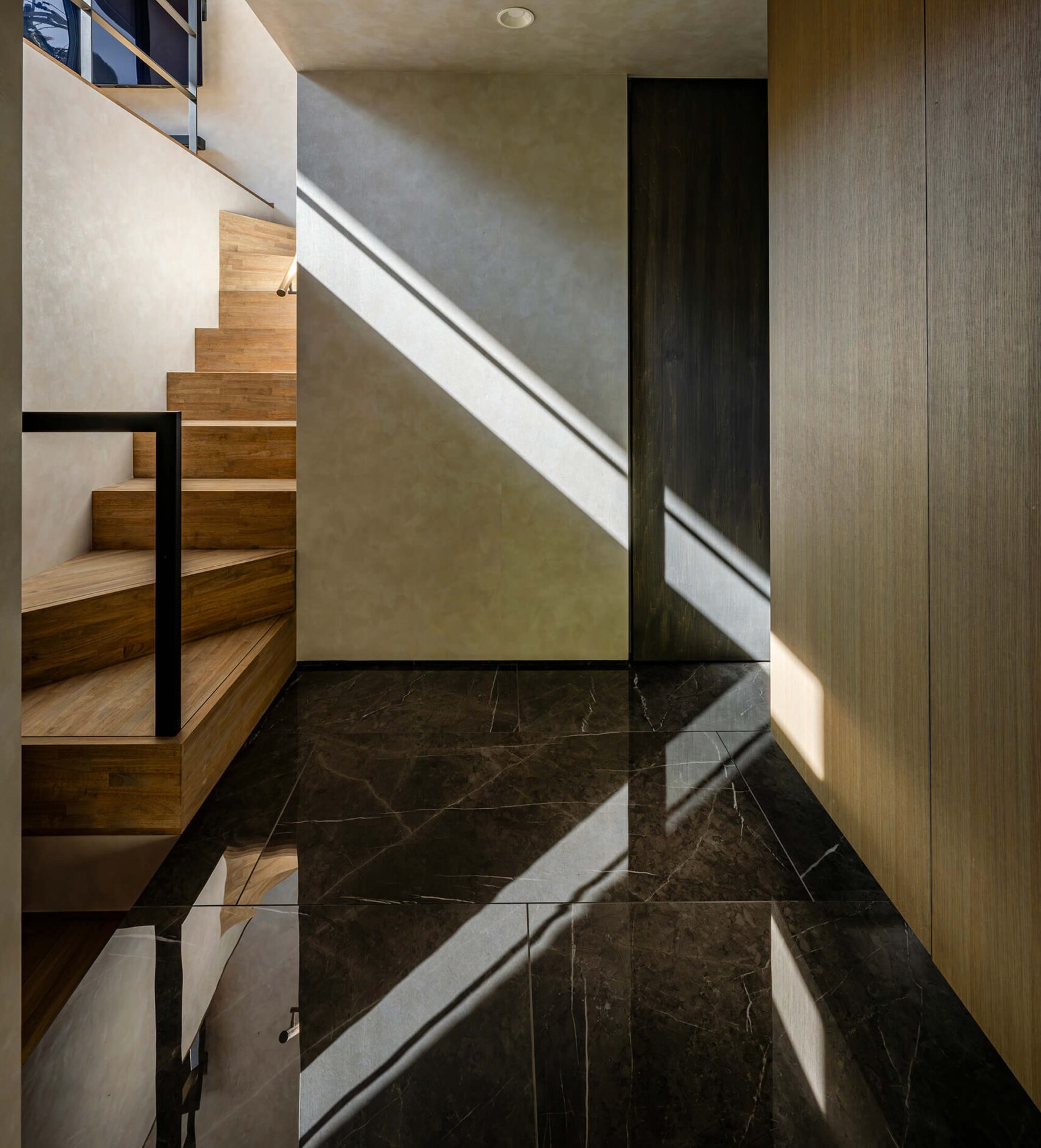 窓は開けるためのものではない